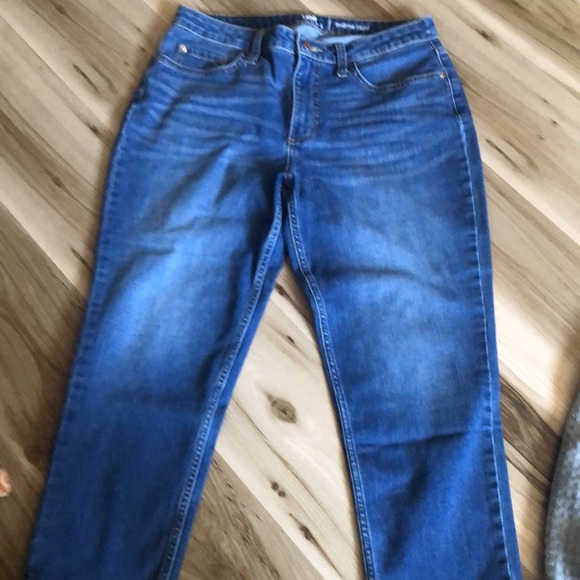 LEE MIDRISE CAPRI JEANS Size 10 Waistline to crotch is 10 1/2”. Hip to hip is 16 - Picture 2 of 5